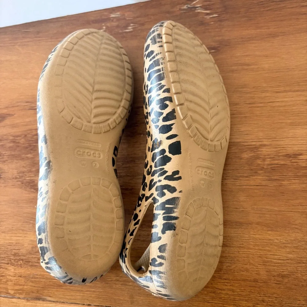 Crocs Kadee Leopard animal Print ballet Flats Womens 7 Tan Black Slip On Shoes